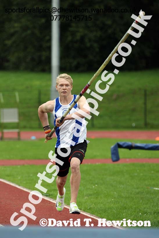 Mens pole vault Northern Inter-Counties under-17s and 15s at Witton Park, Blackburn. Photo: David T. Hewitson/Sports for All Pics